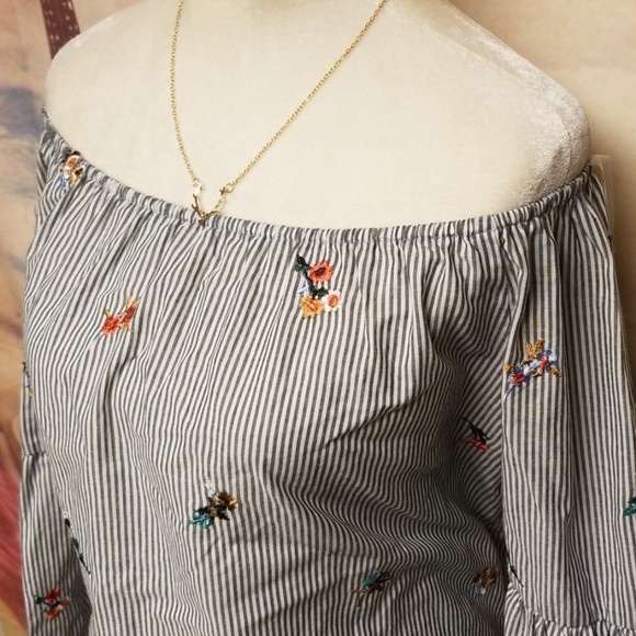 ⭐️ Gypsies  & Moondust off shoulder top - Picture 3 of 8